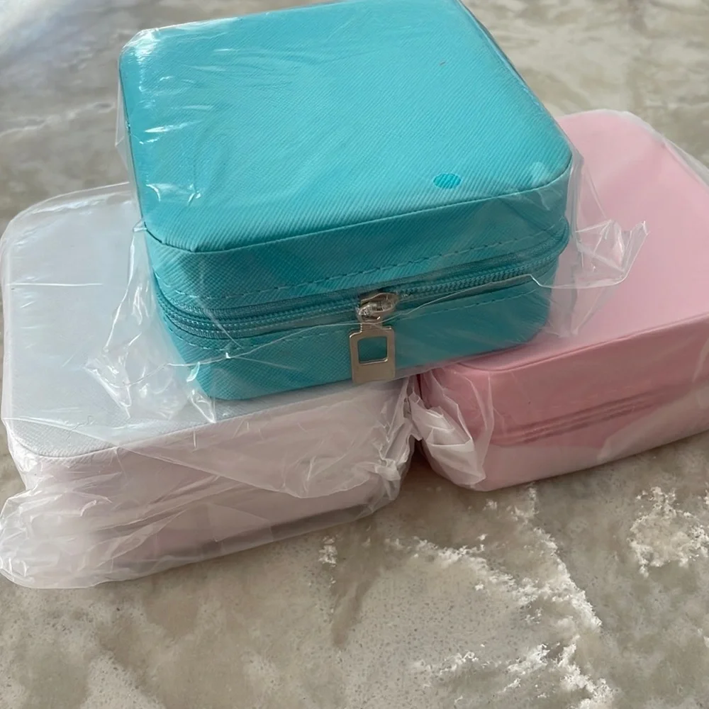 NWT travel jewelry box storage case for rings, earrings, necklaces vegan zipper
